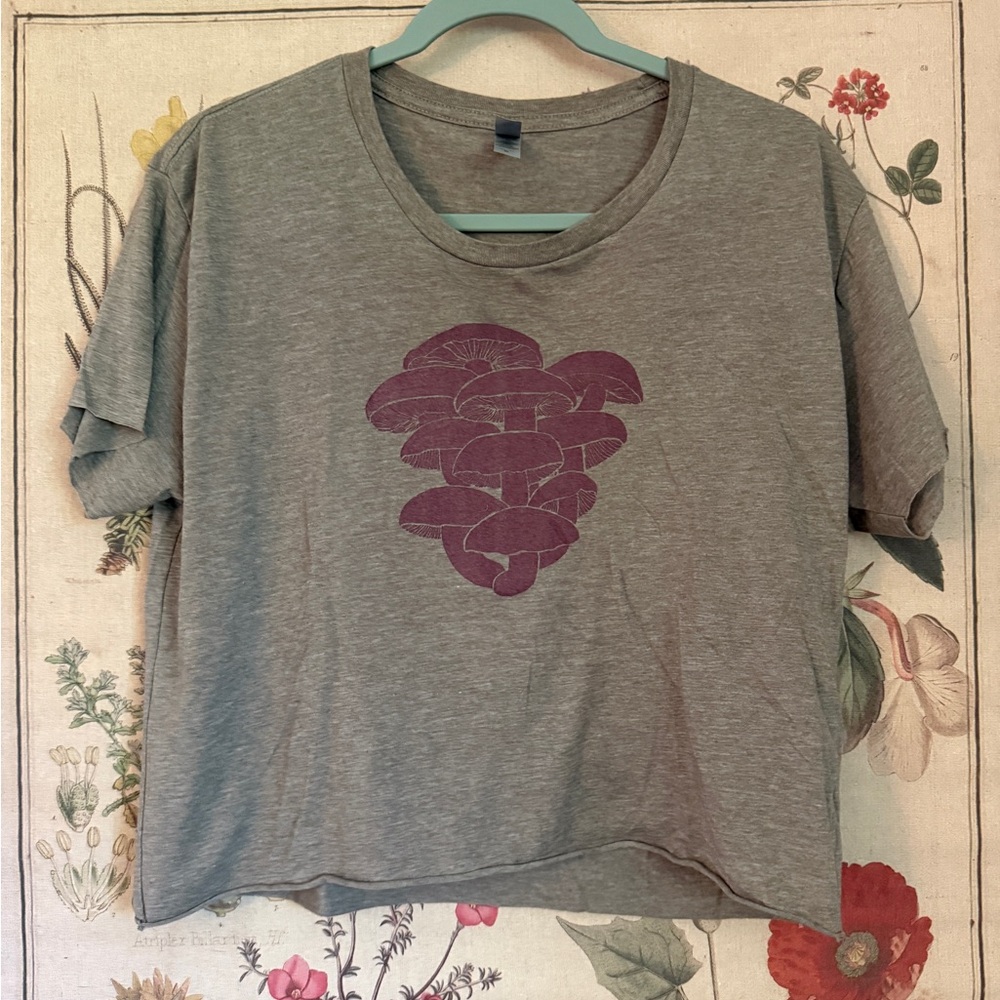 Nature walk studio taupe mushroom print cropped t shirt